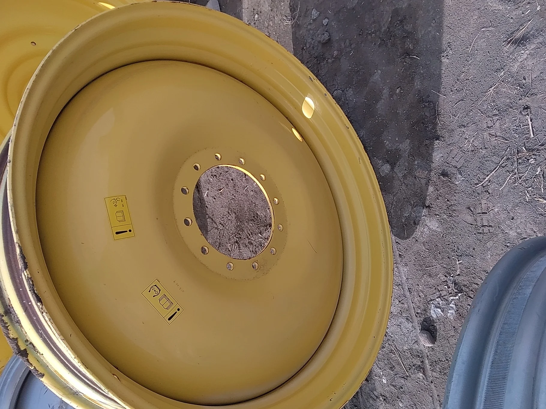Used 13 X 46 12-13.976-11.857 YELLOW BUBBLE DISC WHEEL image 4