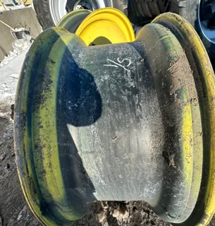 Used 18 X 42 JD 20 Bolt Inside Dolly Dual (20-13.187-11.080) 24.5 frontside - Good Condition image 2
