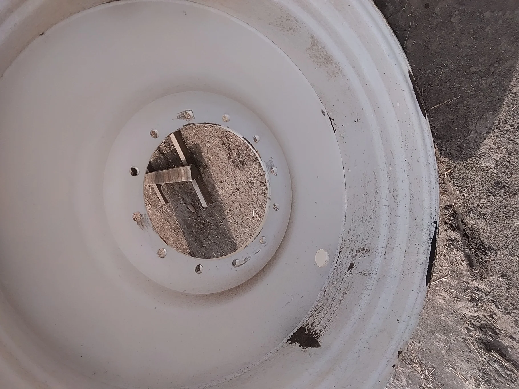 Used 25 X 46 White 12 Bolt Sprayer Wheel for CIH Trident image 3