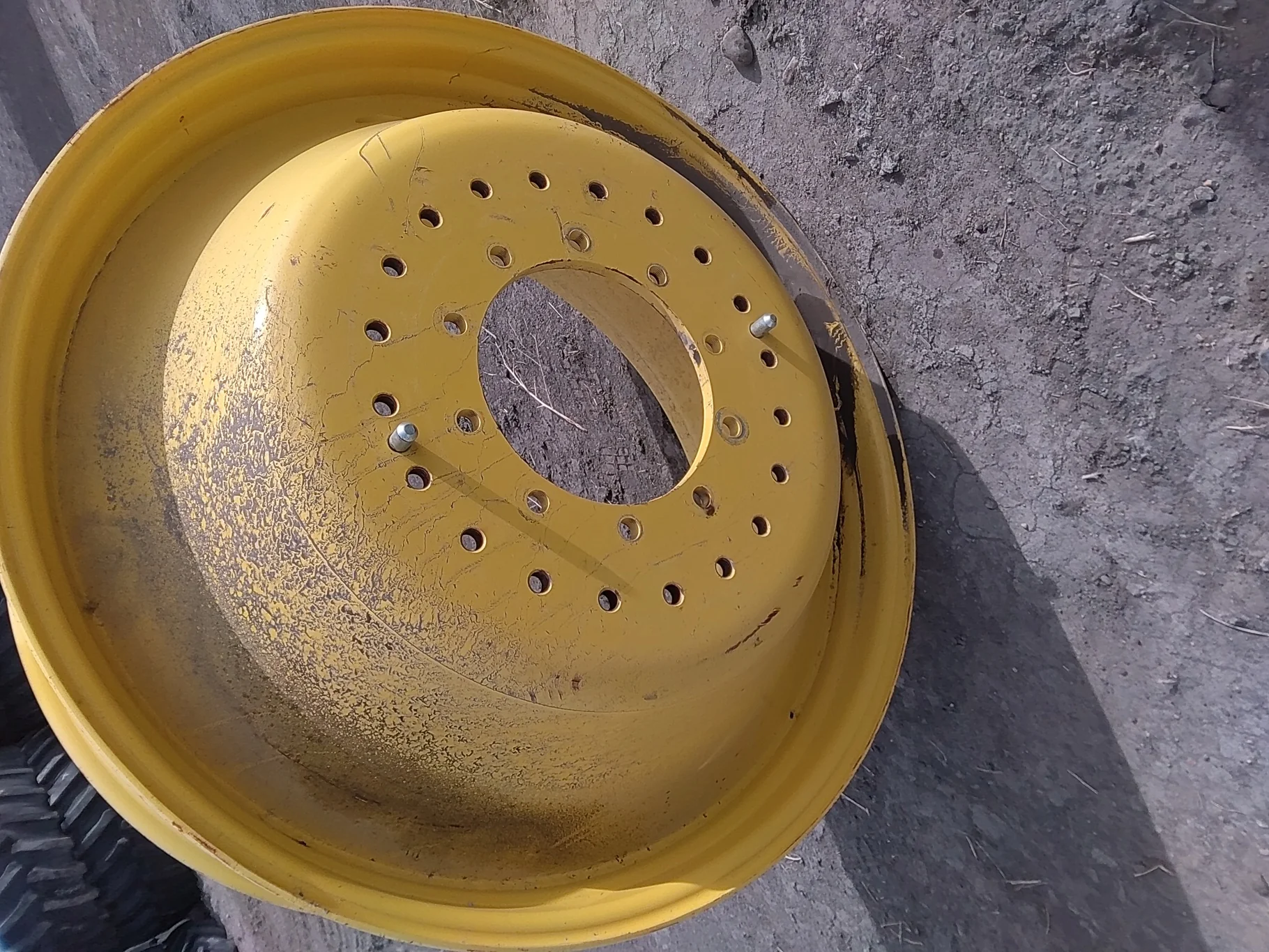 USED  18 X 42 John Deere Yellow 10 Bolt (.938) XHD Combine Duals (10-13.187-11.08) image 2