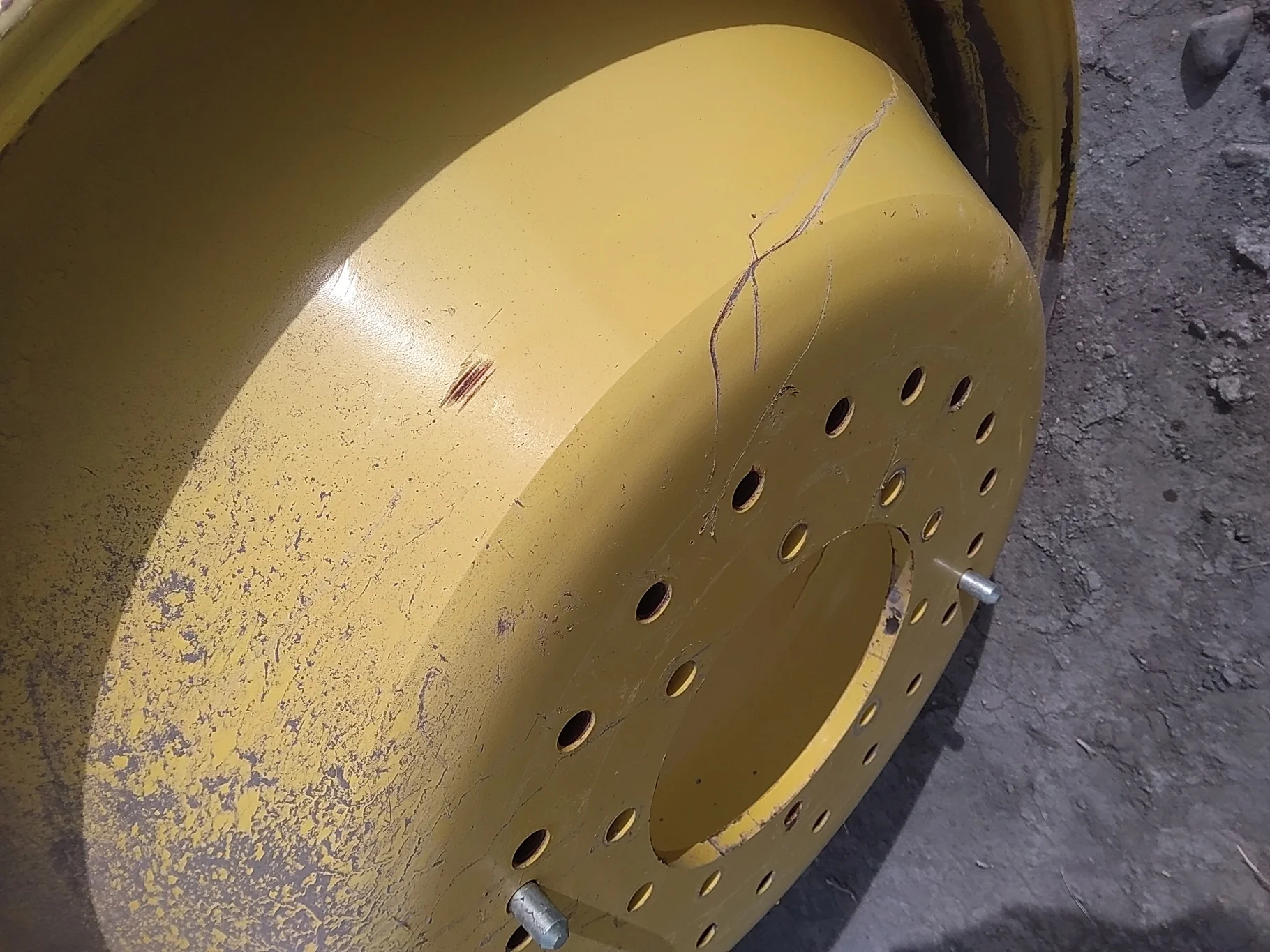 USED  18 X 42 John Deere Yellow 10 Bolt (.938) XHD Combine Duals (10-13.187-11.08) image 3