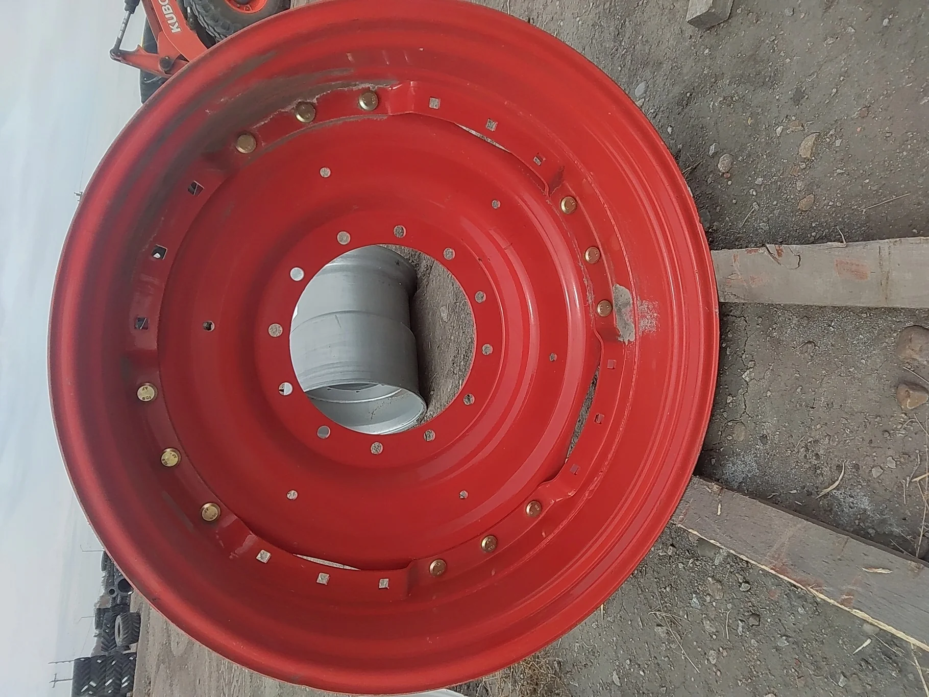 Used 12 X 38 Fendt Red 3 Bolt Waffle Wheel 12 Bolt (.906) Waffle Center (12-16.732-14.620) 4" image 3