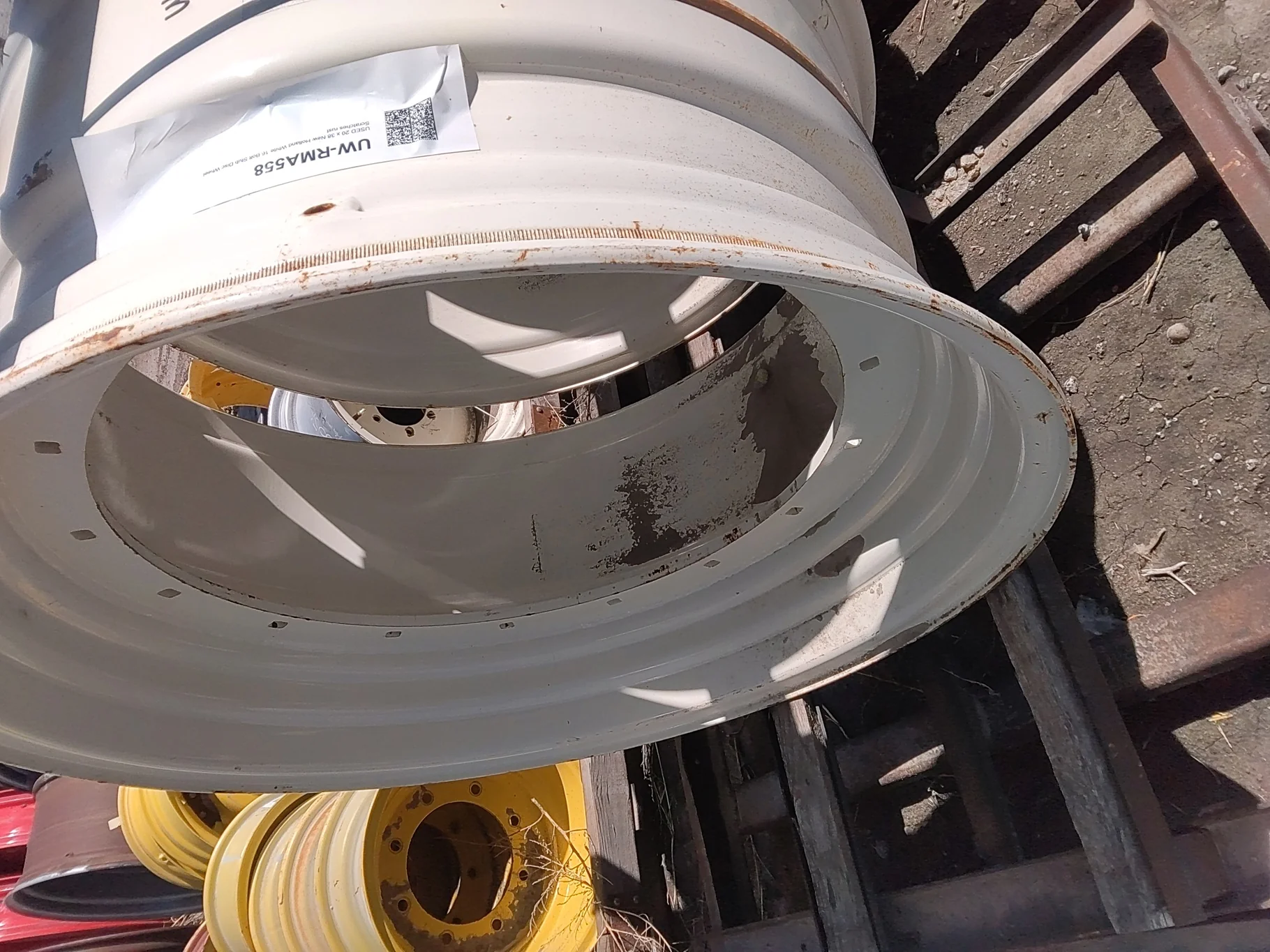 USED 20 x 38 New Holland White 16 Bolt Stub Disc Wheel Scratches rust image 3