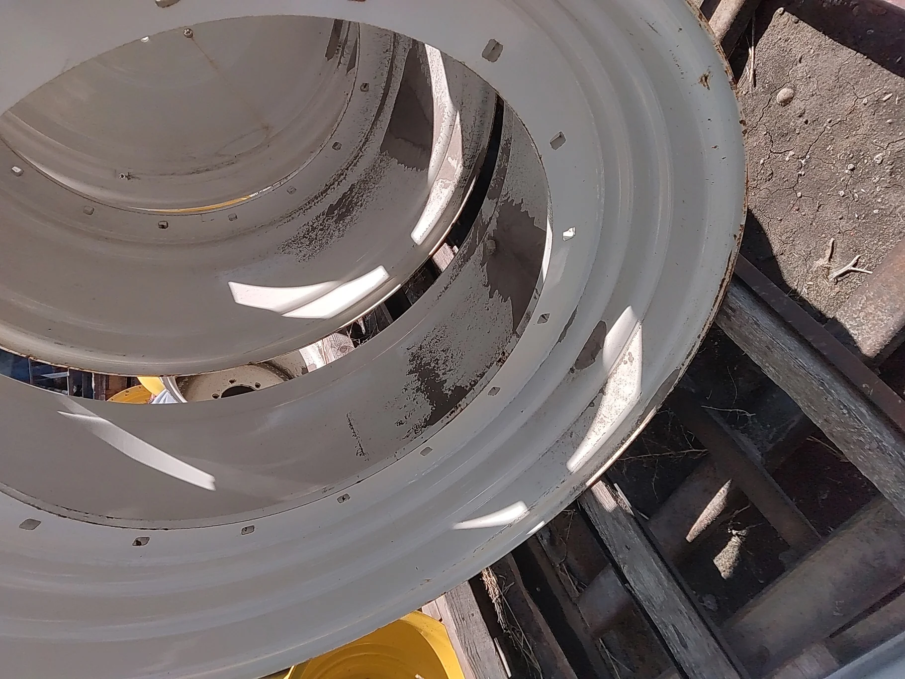 USED 20 x 38 New Holland White 16 Bolt Stub Disc Wheel Scratches rust image 4