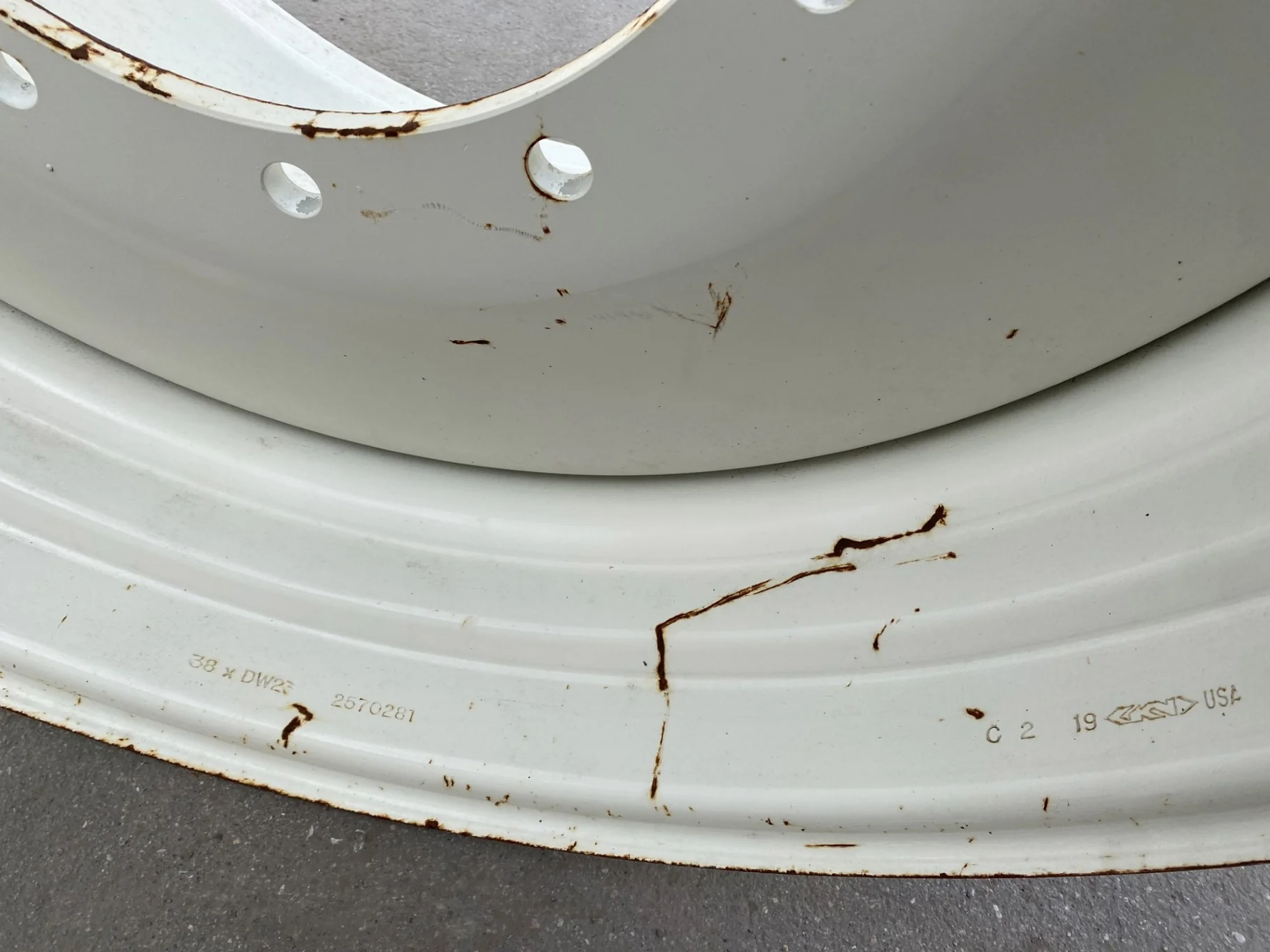 Used 23 X 38 NH White 12 bolt wheel. (12-16.25-14.625) (Rust; Gashes) image 4
