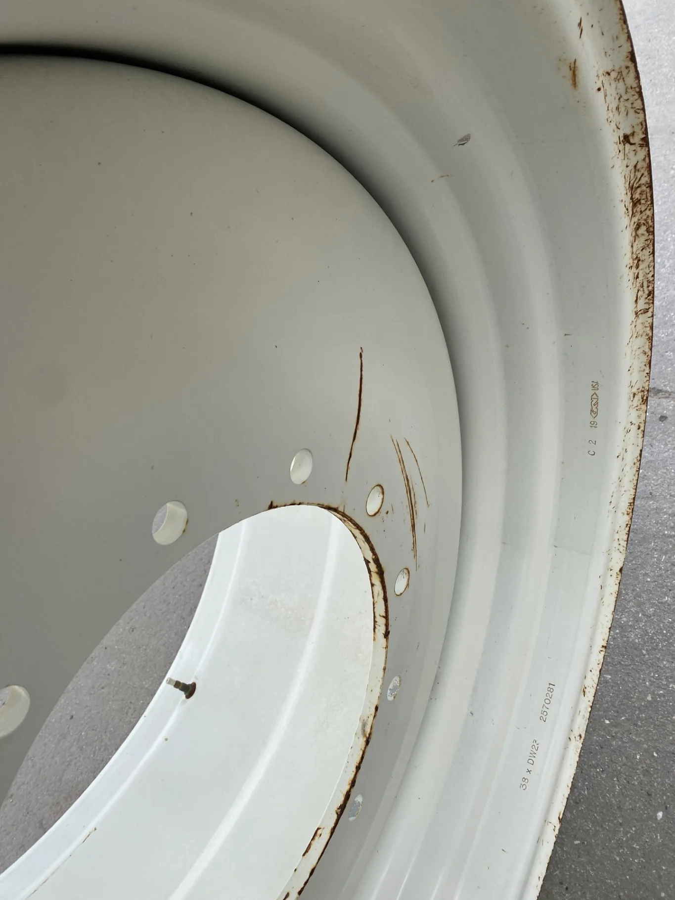 Used 23 X 38 NH White 12 bolt wheel. (12-16.25-14.625) (Rust; Gashes) image 5