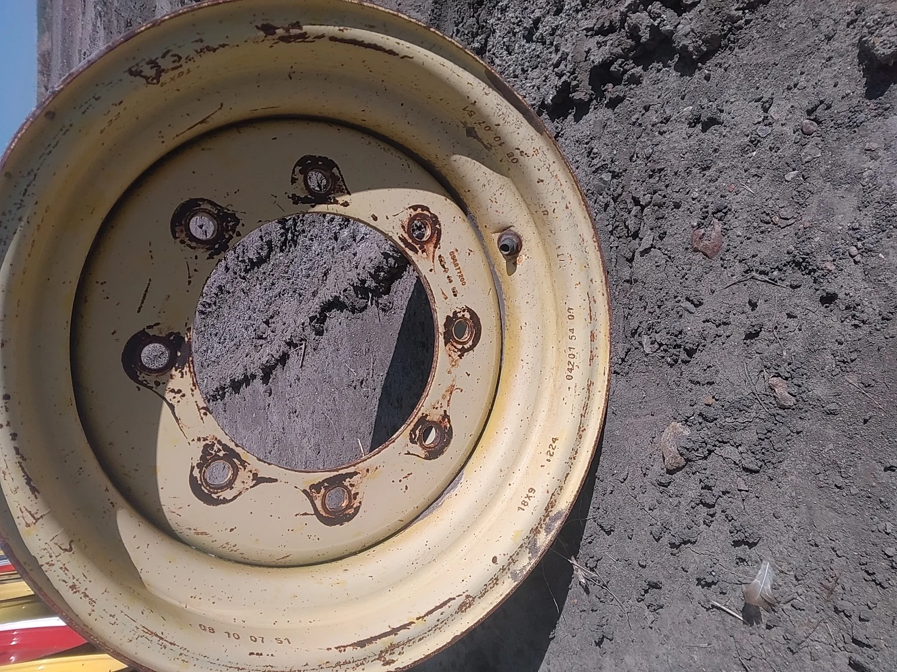 Used 9  X 18 JD 8 Bolt Wheel image 2