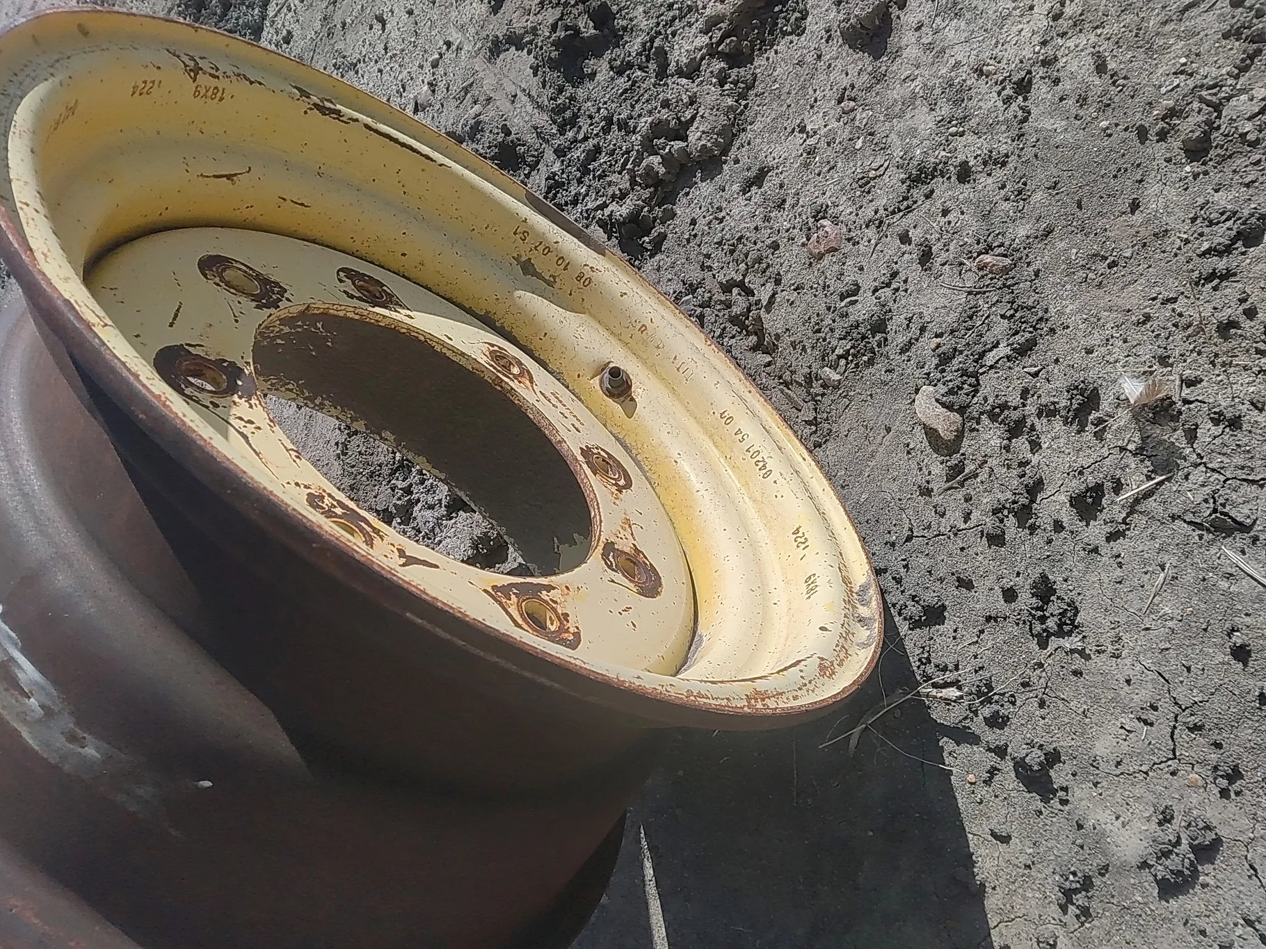Used 9  X 18 JD 8 Bolt Wheel image 3