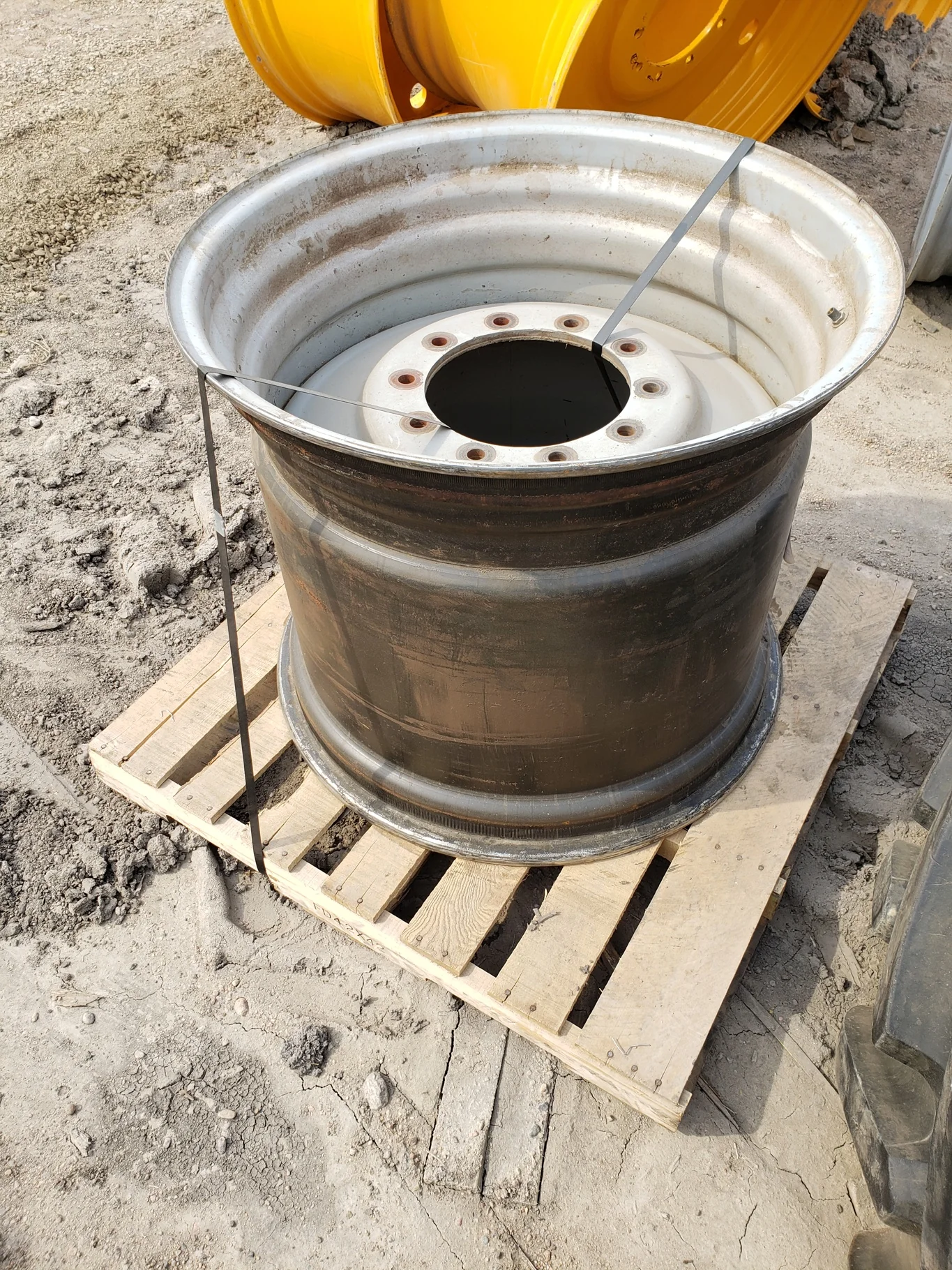Used 27 X 32 Gleaner R75 10 Bolt Combine Rim