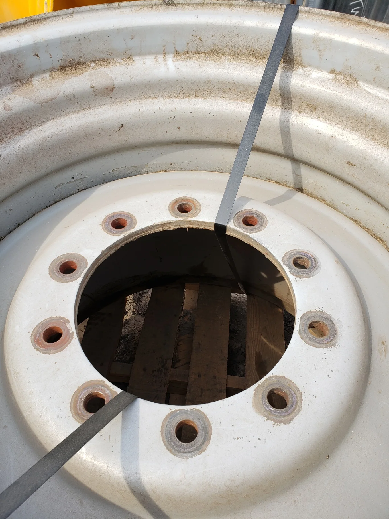 Used 27 X 32 Gleaner R75 10 Bolt Combine Rim image 2