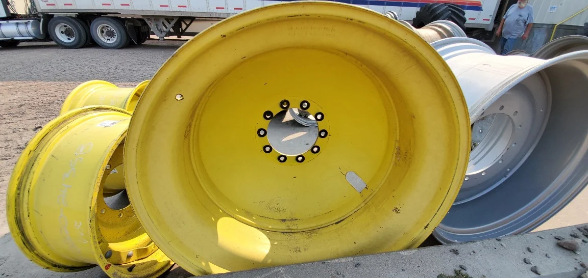 Used 16 X 42 John Deere 10 bolt (23mm) Dolly dual (10-13-11), Faded, Paint coming off, Rust