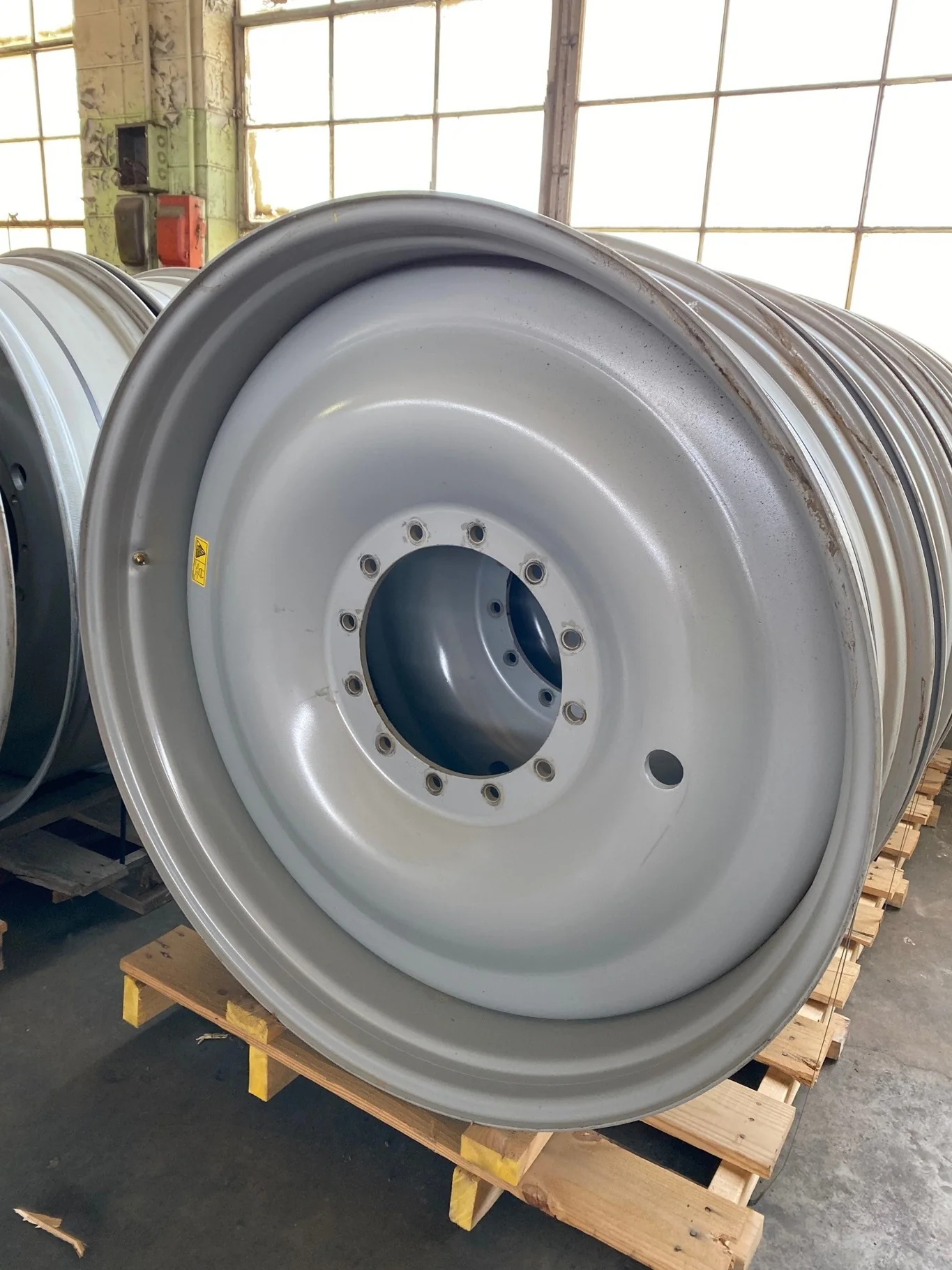 TAKE-OFF 13 X 46 12-15.748-13.829 AGCO SILVER WHEEL